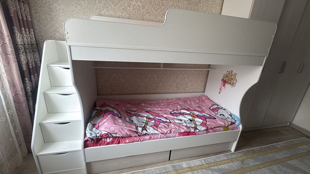 Продам двухъярусную кровать.