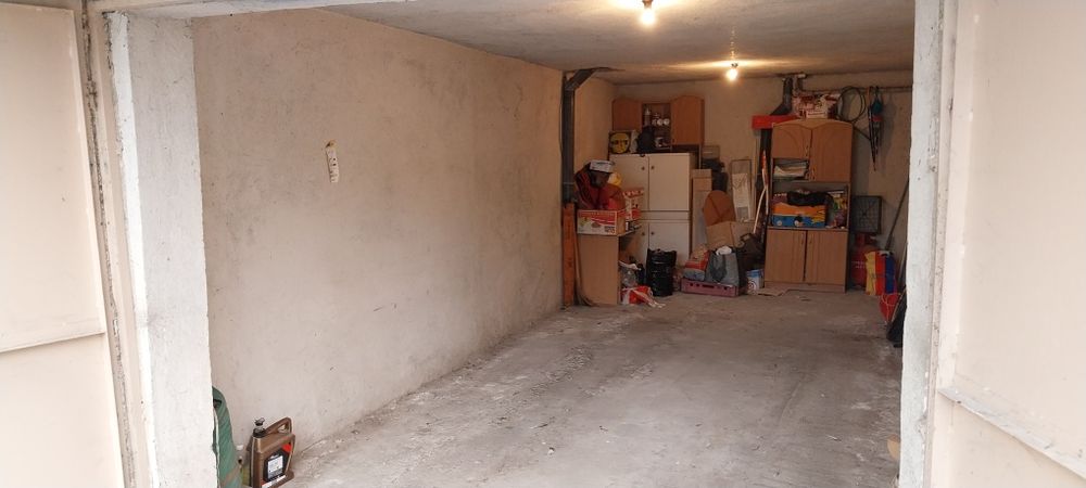 Продавам гараж.                                     .