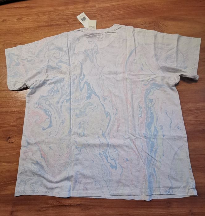 Tricou  Levi's nou (cu etichete), bumbac, croiala largă, imprimeu multicolor marmorat, marimea XXL, fabricat in Sri Lanka