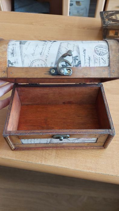 Продавам дървена кутия