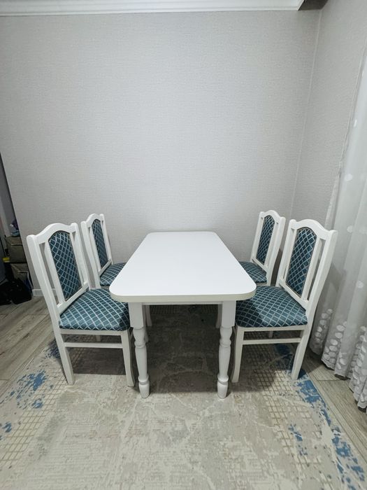 Кухонный стол со стульями