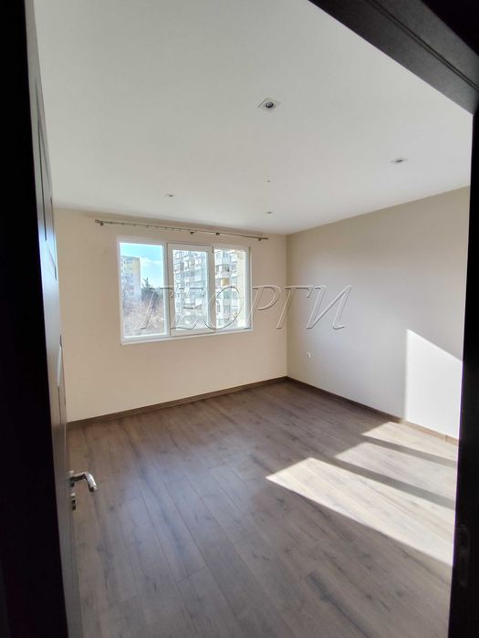 Давам под наем тристаен необзаведен 60кв.м.  ул. Царевец