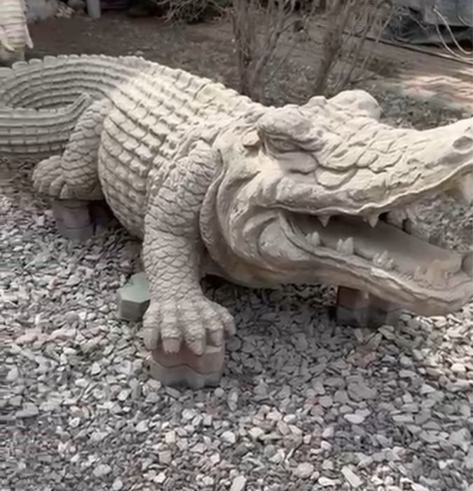 Крокодил из гипса