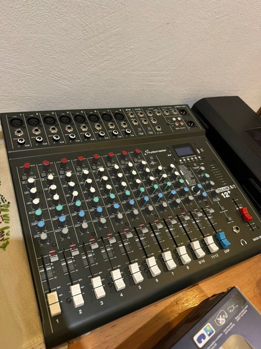 Vând 2 boxe activa plus mixer analog ,stare excelenta !!