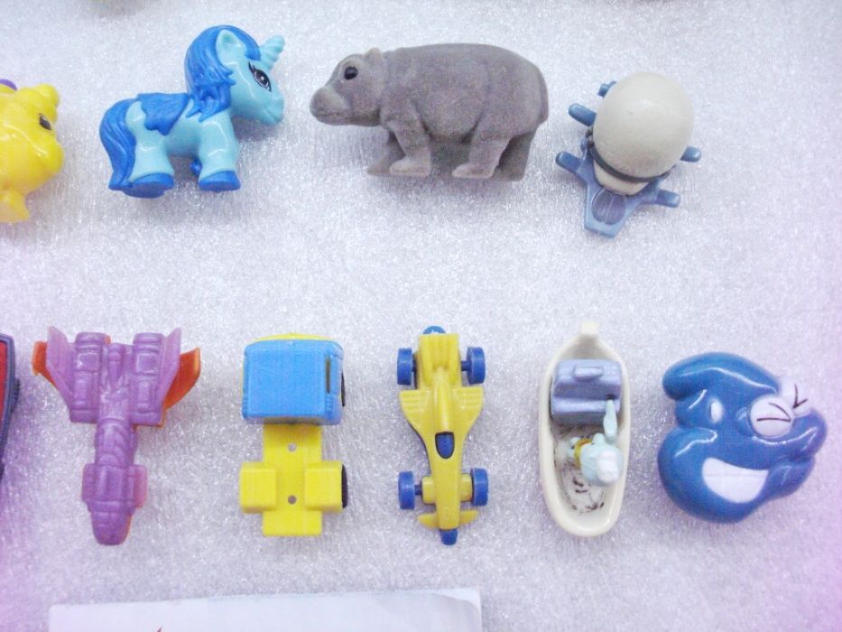 Голям лот от малки играчки