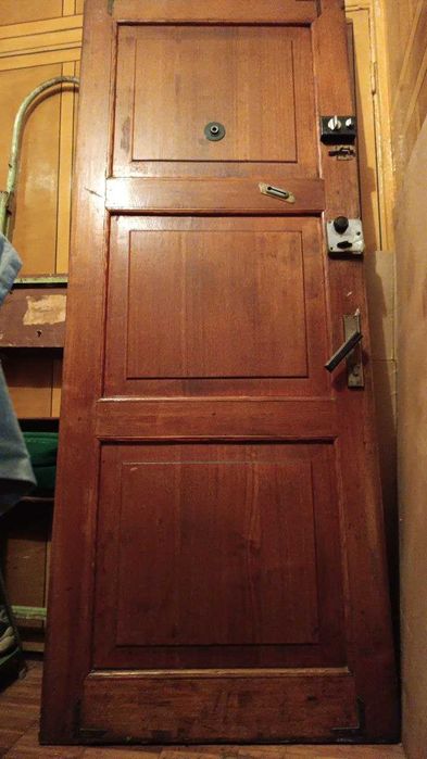 Продаётся дверь дубовая