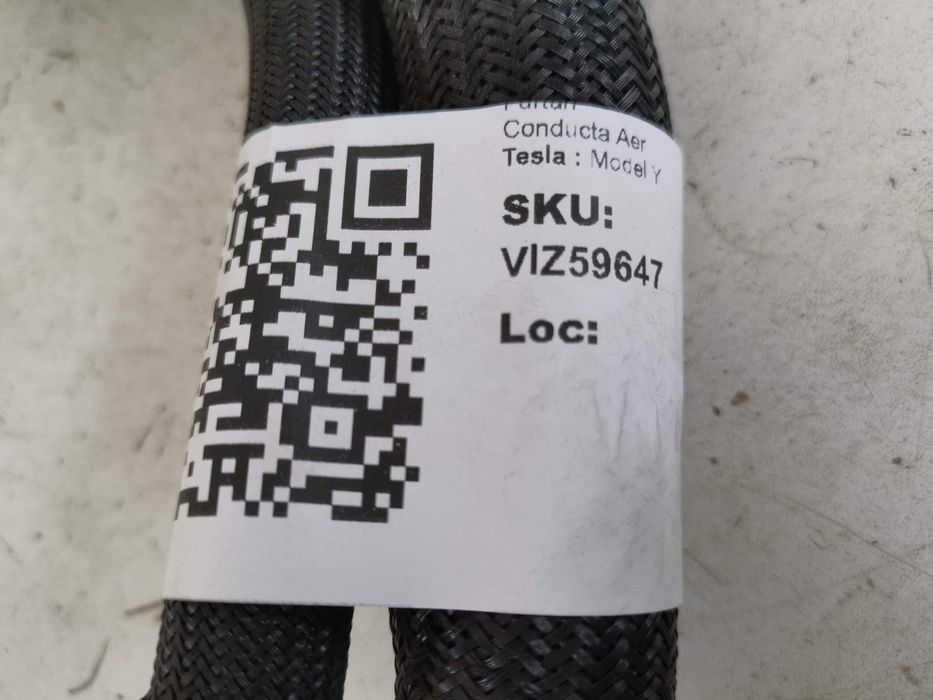 Тесла Модел Y / Tesla Model Y Оригинален въздуховод в добро състояние