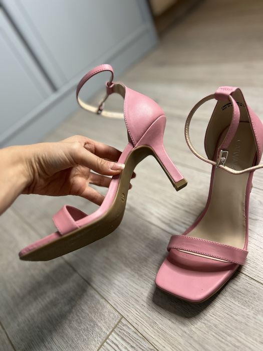 Дамски обувки на висок ток