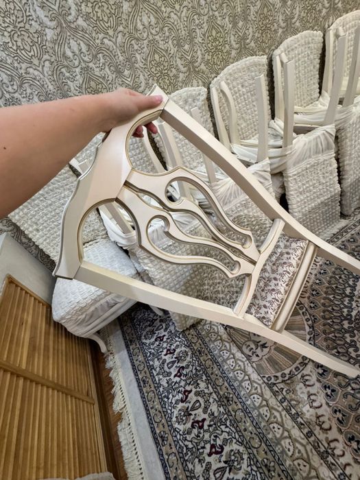 стол и стулья на 12 персон с сервантом