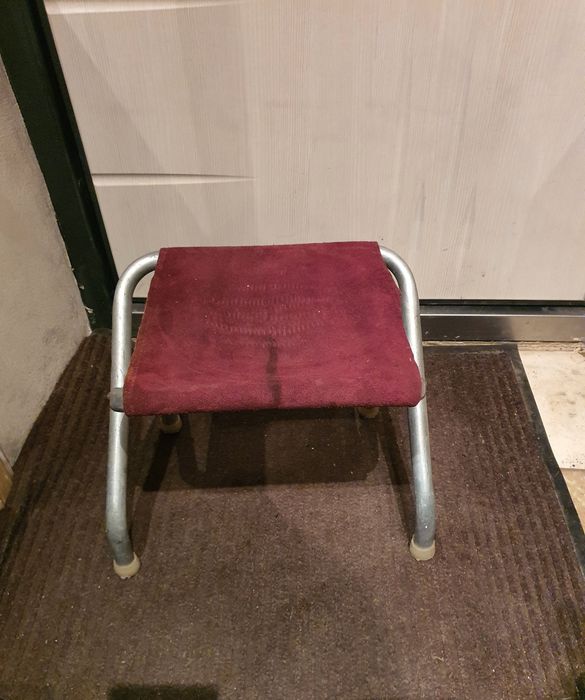 Стул барный и вешалка..