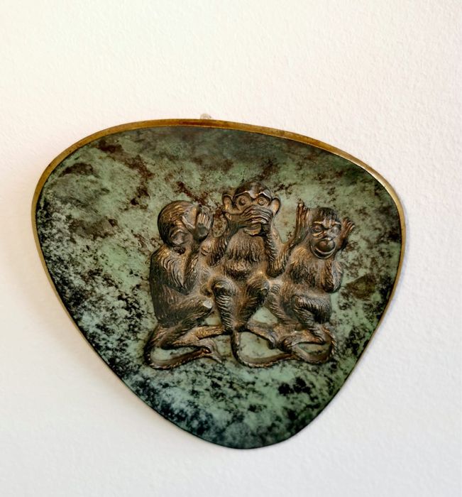 Антикварен арт бронзов плакет миниатюра на трите мъдри маймунки патина