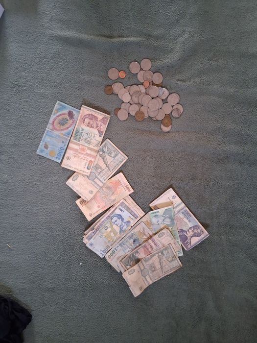 Vând bancnote și monede foarte vechi
