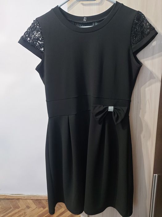 Черна рокля с панделка