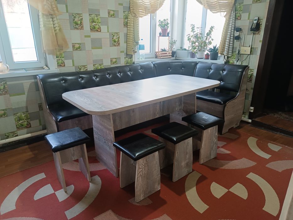 Кухонный уголок с табуретками