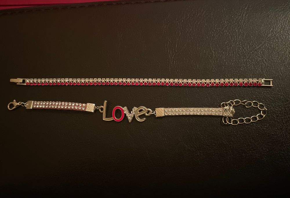 Луксозни блестящи гривни с камъни сребрити и червени2бр комплект КЛАСА