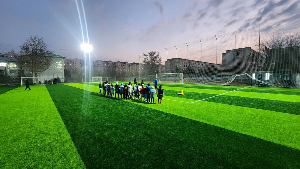 Стадион размер 51х96. Можно разделить на 4 и на 2 части.