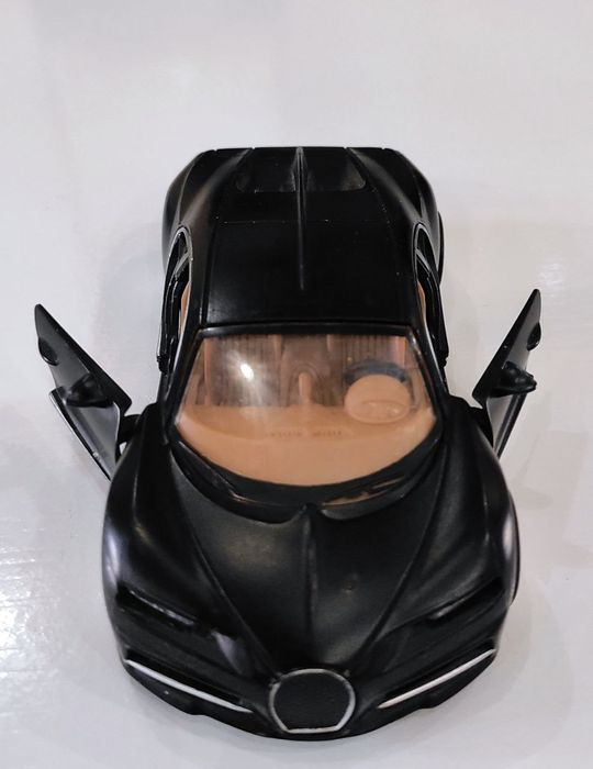 Продаётся металлическая машинка в отличном состоянии. Чёрного цвета.