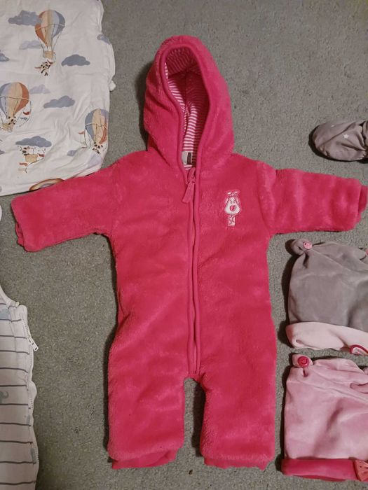 Дрехи,костюмчета и шапки за момиченца