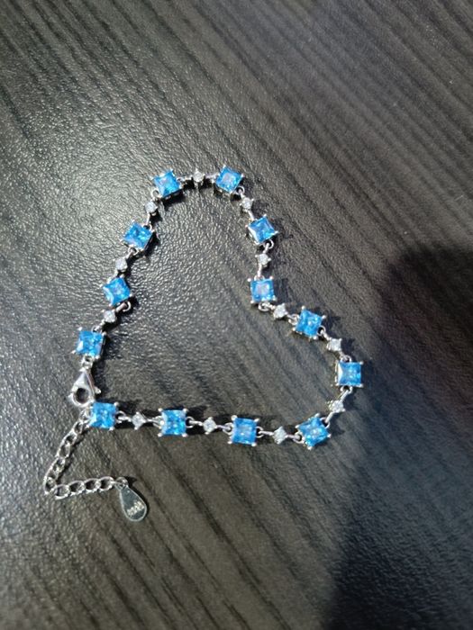Сребърна гривна със син топаз
