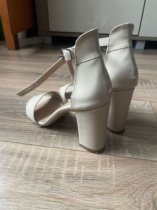 Sandale cu toc gros nude din piele artificială