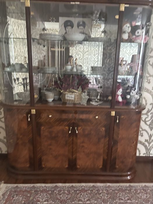 Итальянкий шкаф витрина, сервант