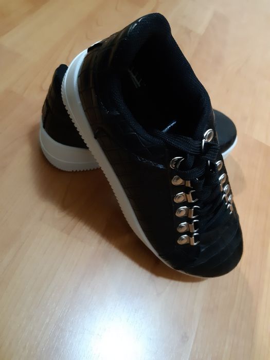 Vand o pereche de pantofi 37
