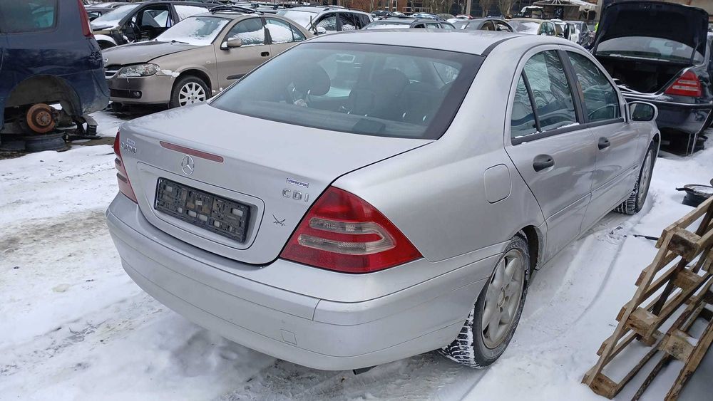 Dezmembrez Mercedes C-Klass W203 - 2.2 Diesel Din 2003 - 611.962
