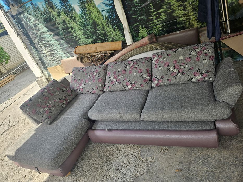 Угловой диван, стеклянный стол под телевизор