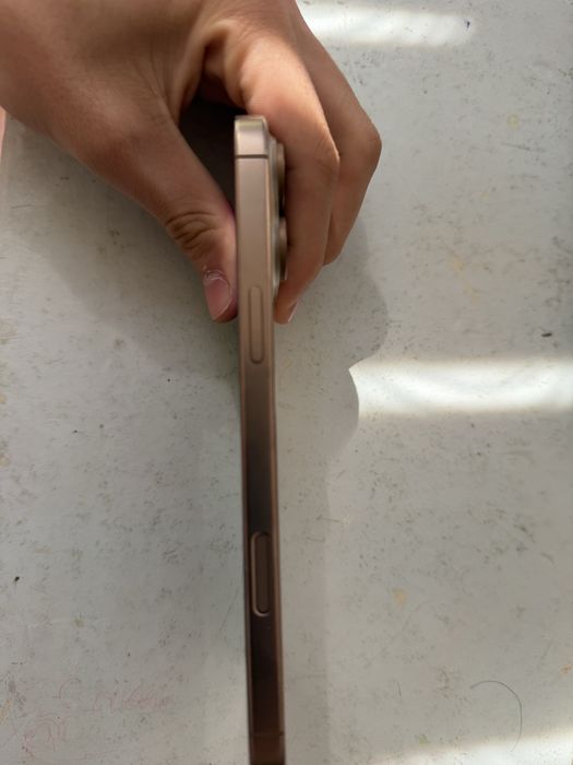 Iphone 16 pro max экранда паласа билан