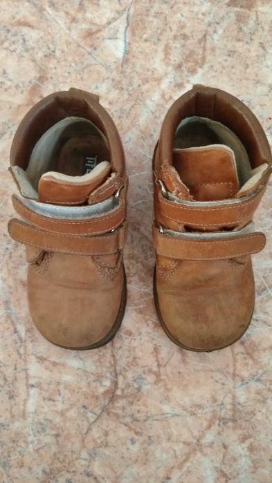 Продам демисезонные ботиночки 23