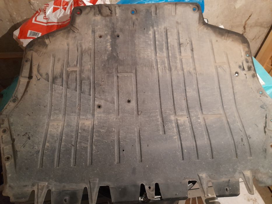 Голф 5  Кора над двигателят 50 лева