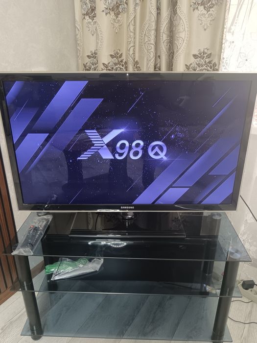 Samsung 40" Full HD + Android X98Q + стеклянная тумба