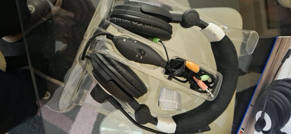 Геймърски слушалки T'nB HS-400. ,,Чисто Нови в Оригиналната си кутия
Свързване: Кабелно с 200 см дължина на кабела.
Аудио: 40 мм драйвери с честотен д
