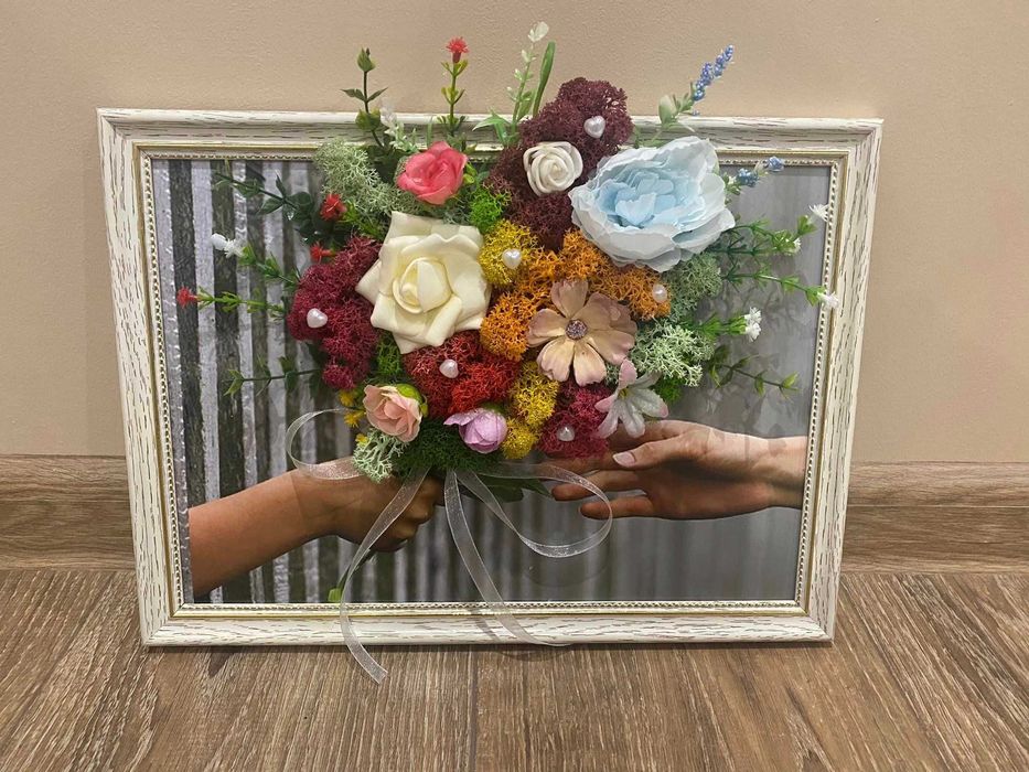 Букет от скандинавски мъх и пъстри цветя