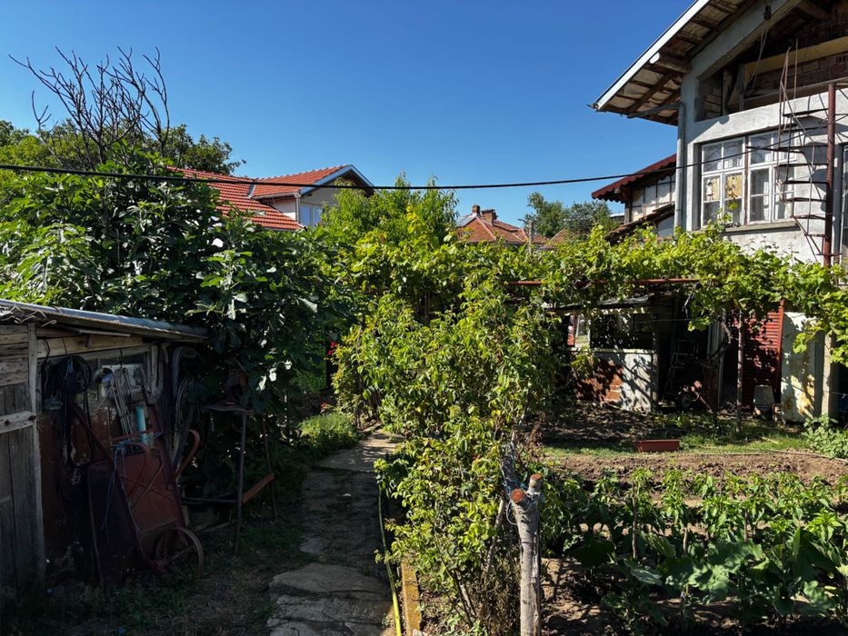 Голяма двуетажна къща в с. Камен | на 50 км. от В. Търново