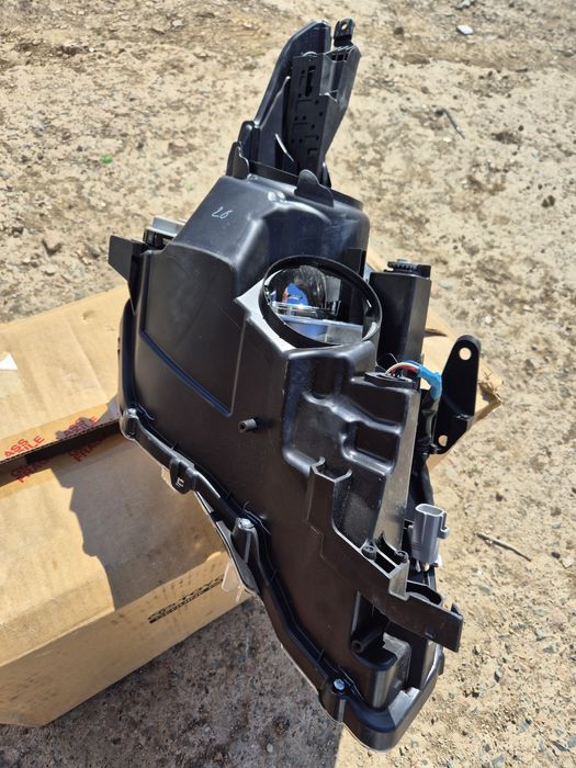 Фара Toyota Avensis 2009г.