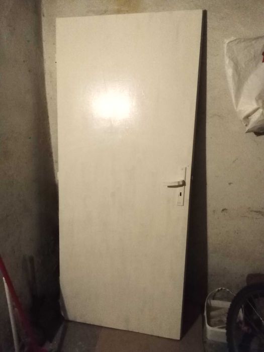 Продавам интериорна шпервана врата в бяло.