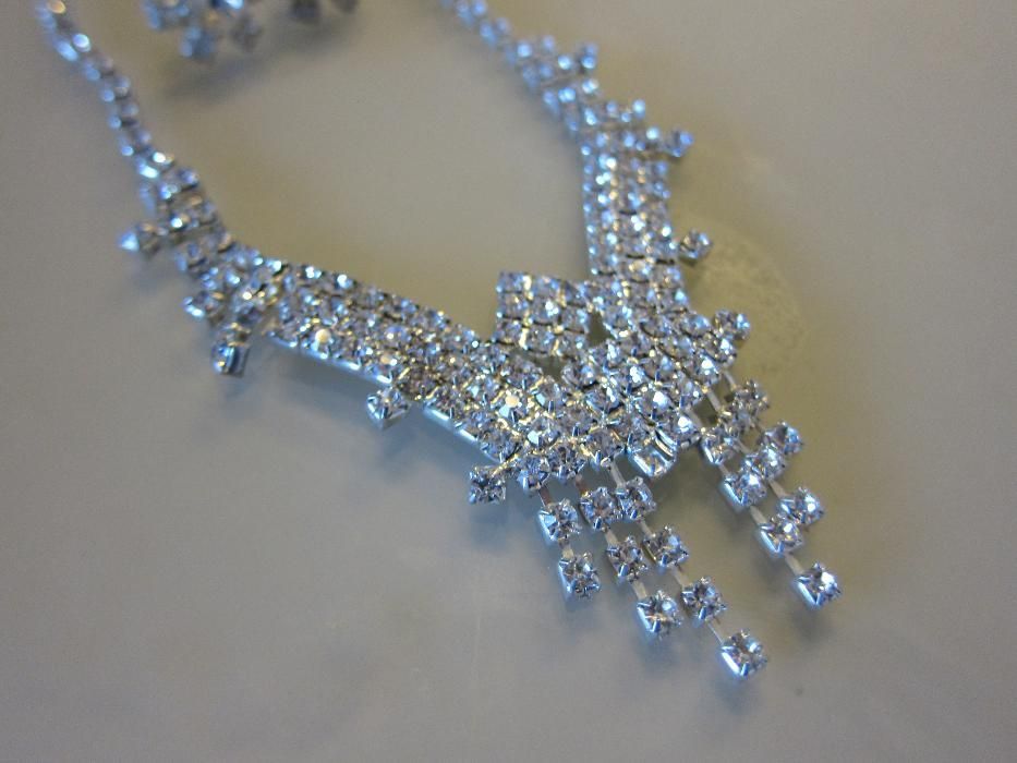 Нови колие и обици в кутийка нови