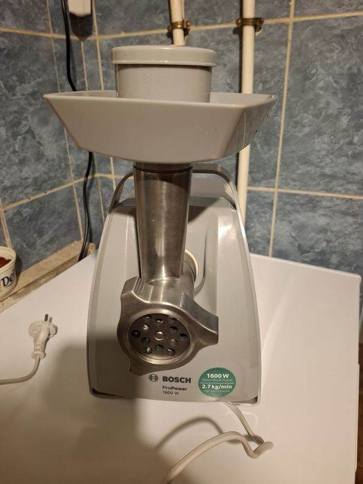 Vând mașina de tocat Bosch