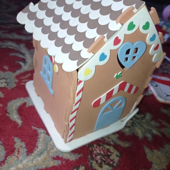 Коледна къщичка с детски играчки