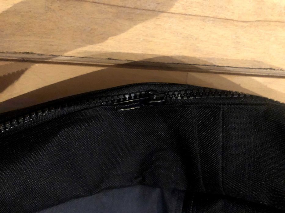 Устойчива и просторна чанта с обръч