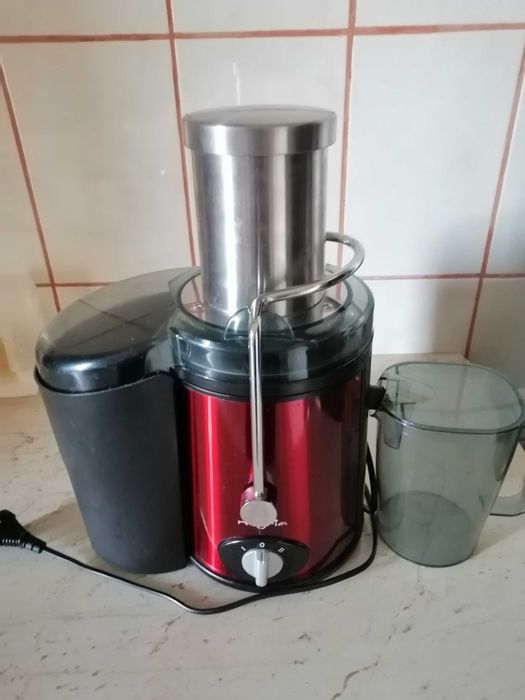 Vând storcator de fructe și legume