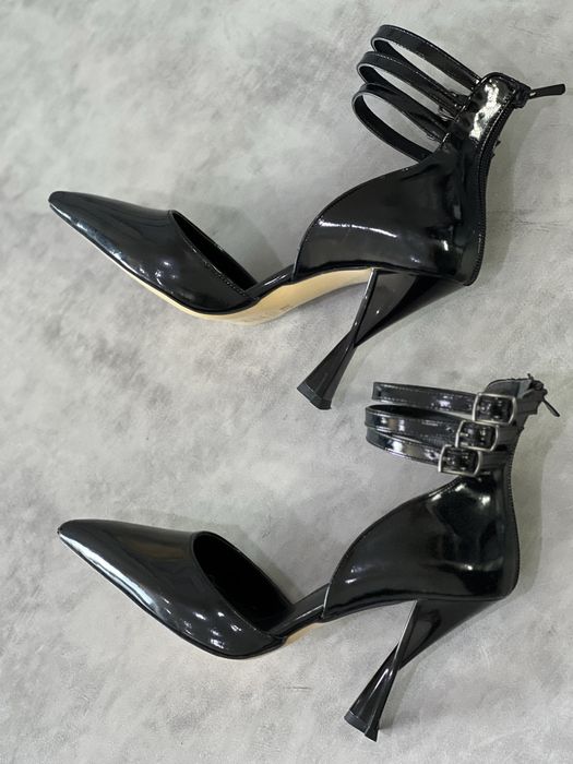 Шикарные лакированные черные туфли