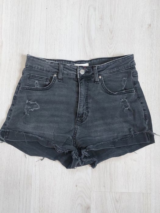 Къси дънкови гащи