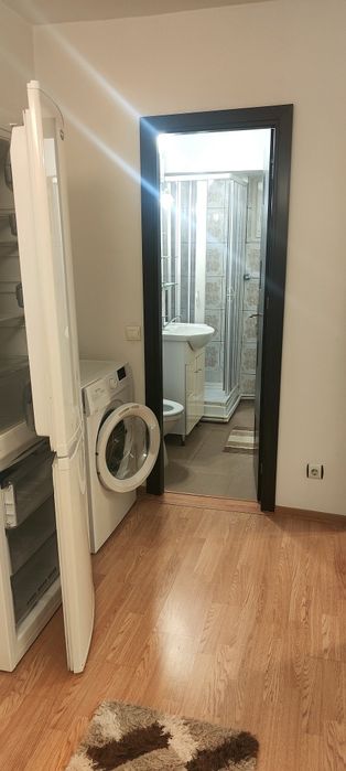 Inchiriez apartament 3 camere situat in centrul orasului