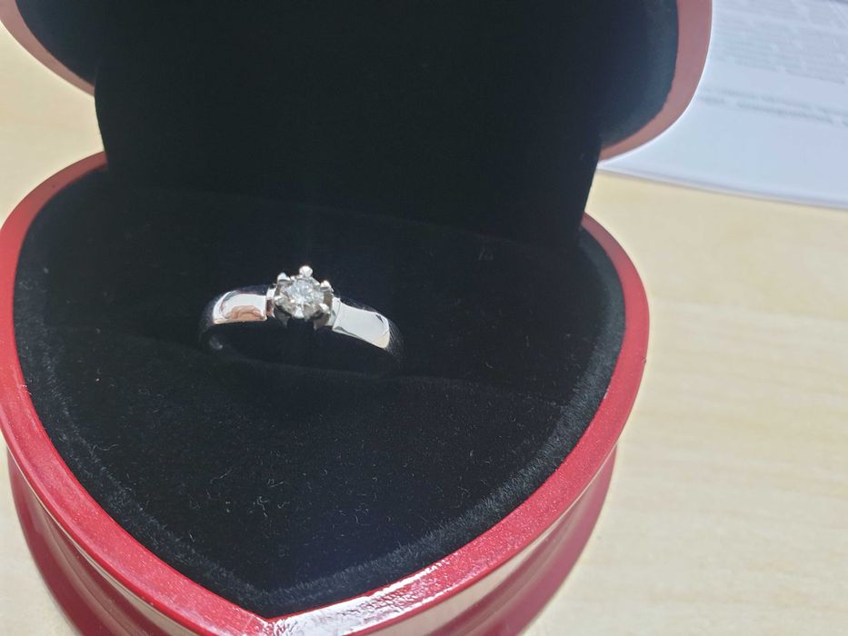 Золотое кольцо с бриллиантом