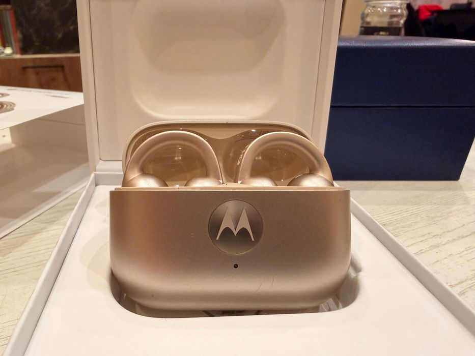 Moto buds loop sound by BOSE *SWAROVSKI*