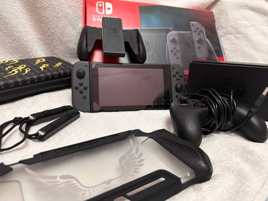 Нинтендо свитч 1идеальное состаяние почти не использовалась