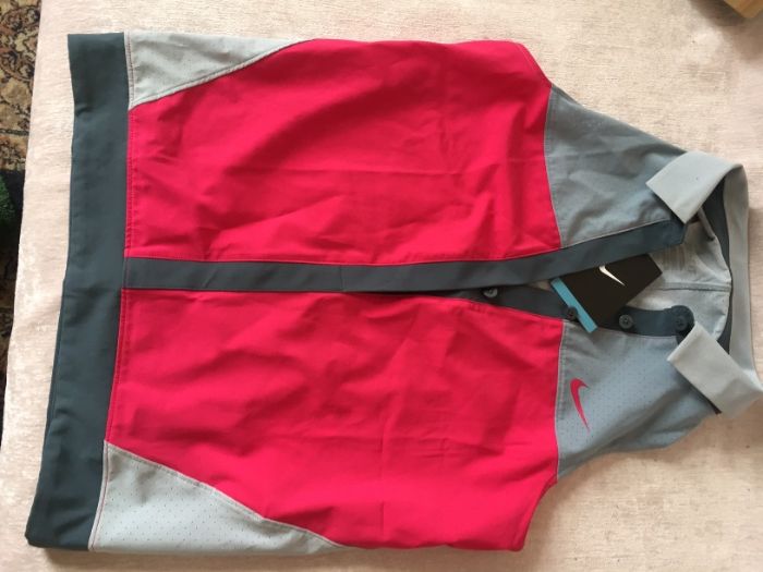 Продавам оригинална " NIKE"чисто нова блуза с етикет за тенис