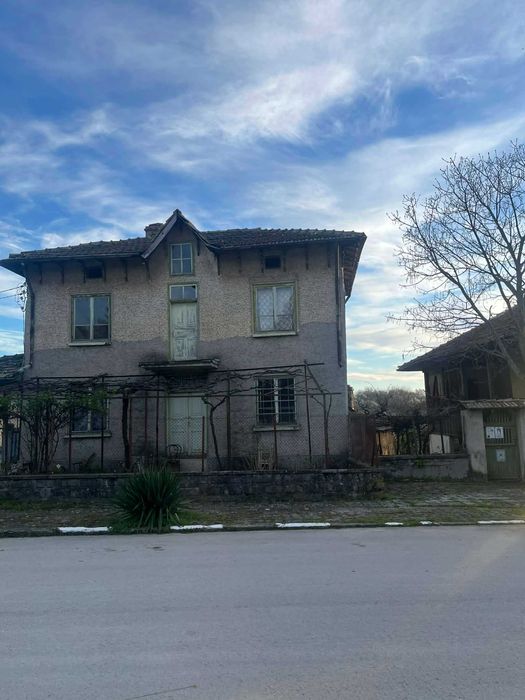 Къща с просторен двор в центъра на село Горица, община Попово